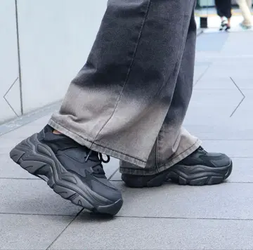 경량 통굽 레이스업 스니커즈