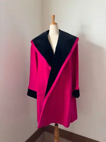 핑크와 블랙의 숄카라 코트