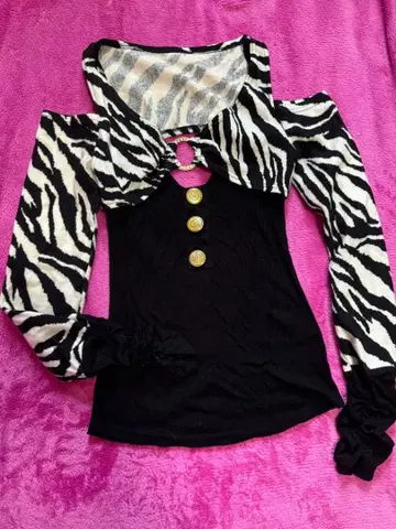 d.i.a. 제브라 패턴 프릴 긴팔 상의