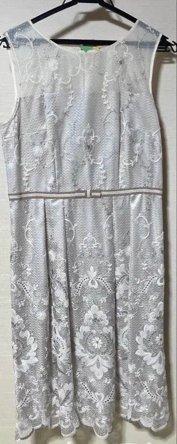 화이트 레이스 슬리브리스 원피스