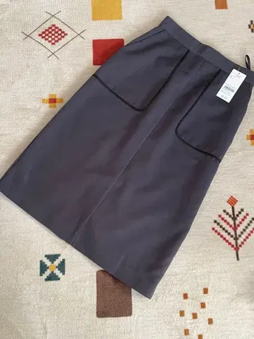 새상품 테치치 파이핑 스커트 M 사이즈