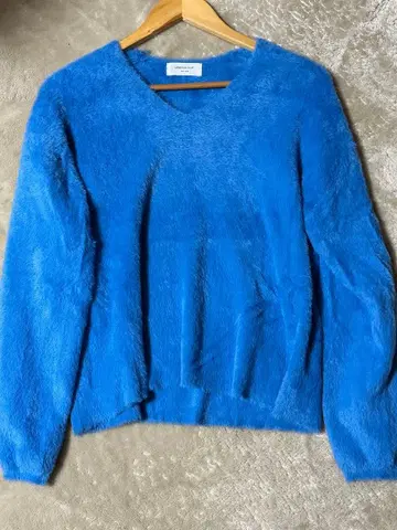 파란색 V넥 긴팔 스웨터