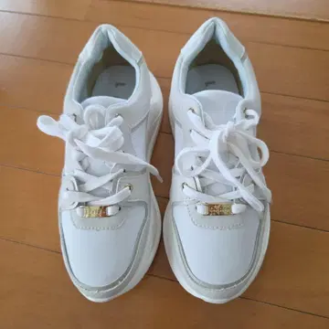 화이트 스니커즈 캐주얼