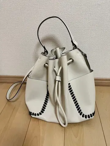 ZARA 화이트 버킷백 숄더 스트랩 포함