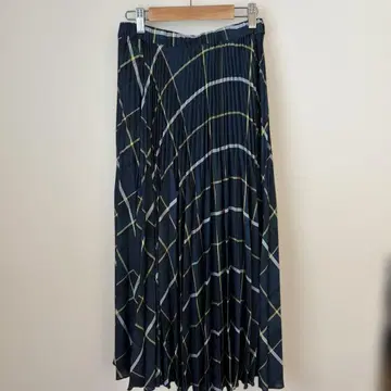 네이비 계열 체크 무늬 플리츠 스커트