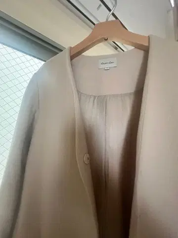 베이지 버튼 롱 코트