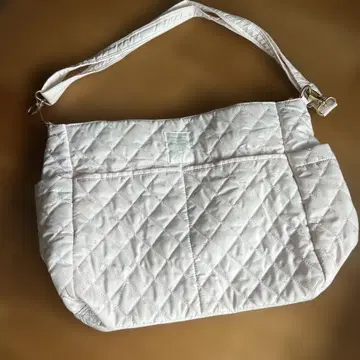 화이트 퀼팅 숄더백