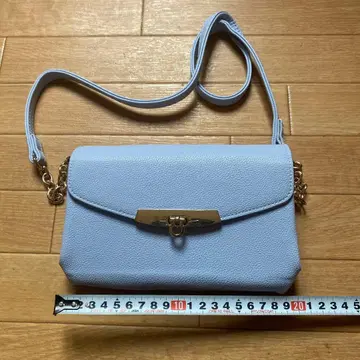 라이트 블루 플랩 숄더백