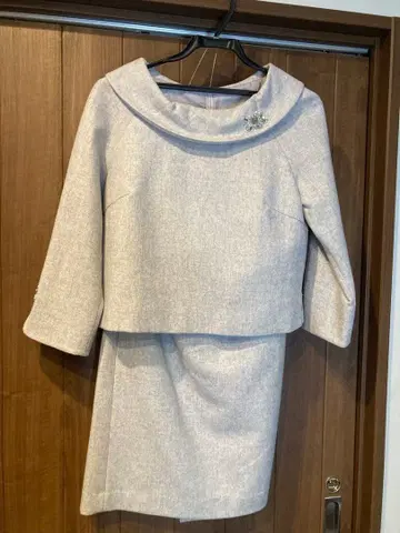 라이트 그레이 스커트 수트