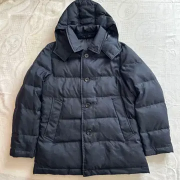 블랙에 가까운 다크 네이비 후드 부착 패딩 자켓