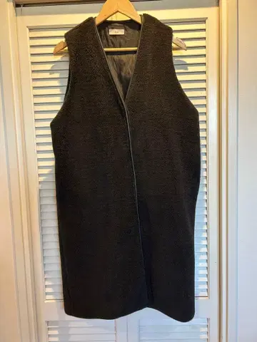 Ottilie 블랙 슬리브리스 롱 베스트