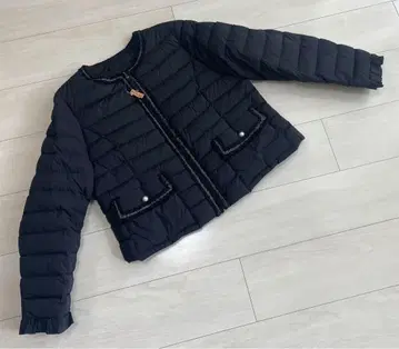 TO BE CHIC 소매 프릴과 목둘레가 귀여운 블랙 다운 자켓 44