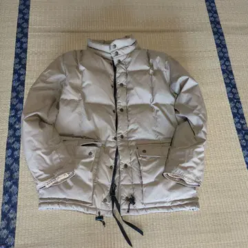 베이지 다운 자켓 후드 부착