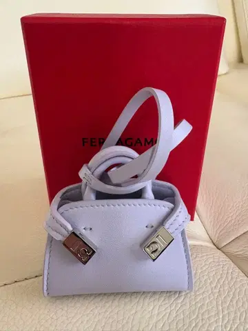 Ferragamo 미니 백참 라벤더