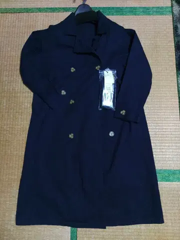 네이비 더블 브레스트 트렌치코트