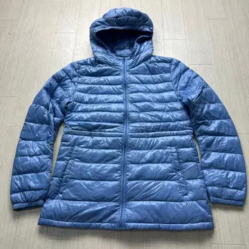 유니클로 울트라 라이트 다운 후디드 자켓 S 광택 라이트 블루