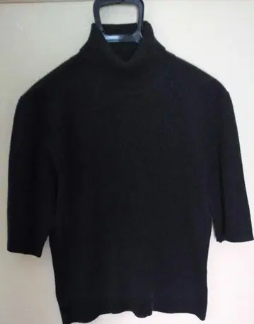 캐시미어 혼방 차콜 그레이 터틀넥 반팔 니트