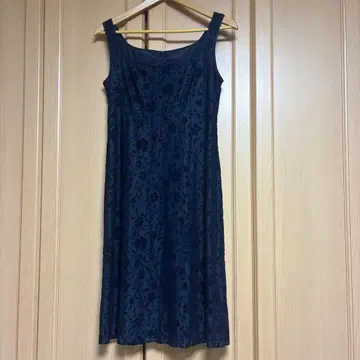 모드 네이비 꽃무늬 슬리브리스 드레스 결혼식 포멀