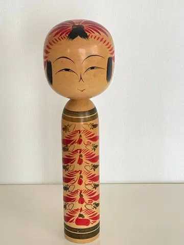 전통적인 빨간색 꽃무늬 코케시 인형
