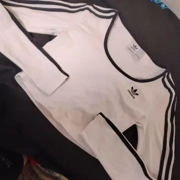 아디컬러 쓰리 스트라이프 adidas 크롭 상의 롱T M 사이즈