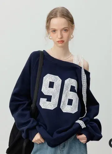 eggka 레이스 디테일 오프숄더 그래픽 스웨트 셔츠