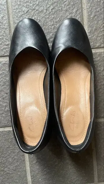 Clarks 블랙 웨지힐 펌프스