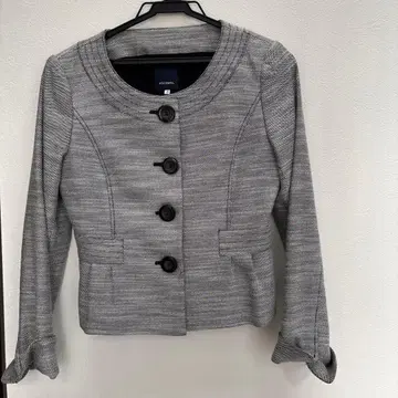 그레이 자켓과 블랙 스커트 세트