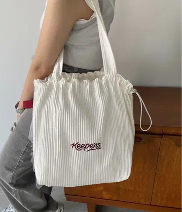 210NOUVE Keepers 자수 플리츠 토트백