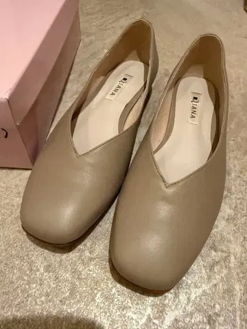 [ 새상품급 ] DIANA 플랫슈즈 베이지 그레이지 펌프스