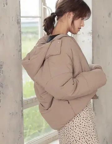 베이지 모카 다운 자켓 M 사이즈