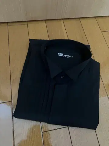 블랙 플리츠 윙카라 셔츠