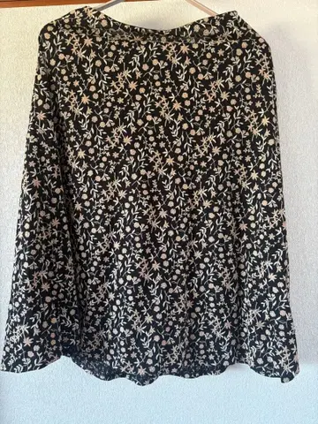 시빌라 꽃무늬 자수 플레어 스커트 블랙