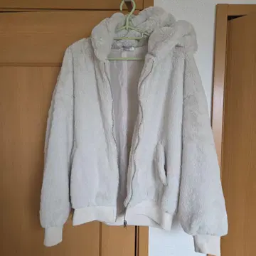 INGNI 후드 부착 화이트 플리스 자켓