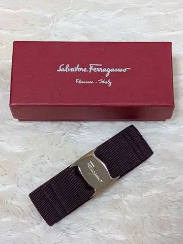 [새상품급] 페라가모 머리핀 와인 레드 박스 포함