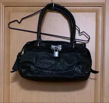 블랙 가죽 핸드백 지퍼 포함