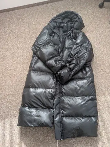 데상트 블랙 후드 부착 다운 롱 코트