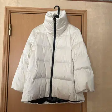 유니클로 J 화이트 다운 자켓 S사이즈