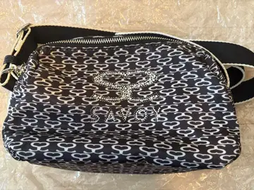 SAYON 숄더백 블랙과 화이트