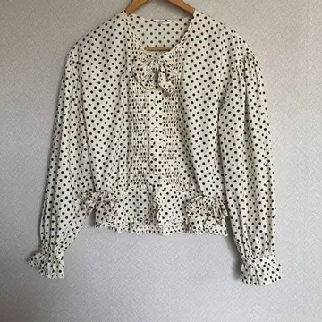 INGEBORG 아이보리 도트 무늬 리본 포함 블라우스
