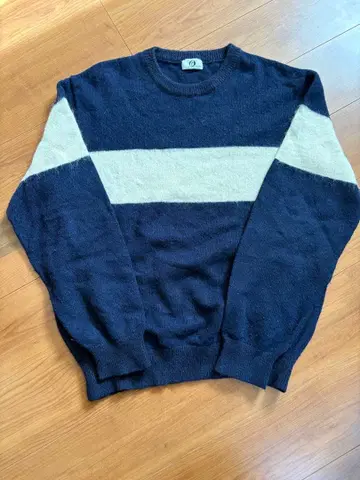 Goodenough 네이비/크림 스웨터 U넥