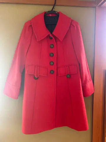 마블 잉크 빨간색 버튼 달린 울 코트