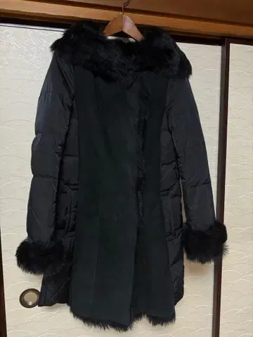 정가 10만 엔 블랙 롱 다운 자켓 후드 부착