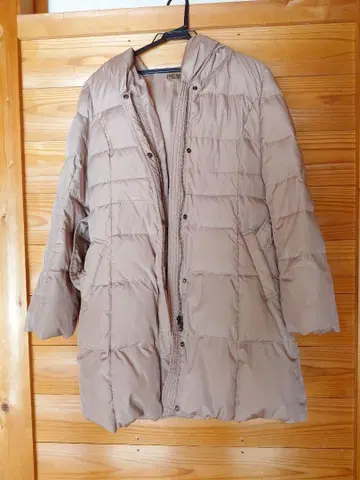 베이지 다운 자켓 후드 부착