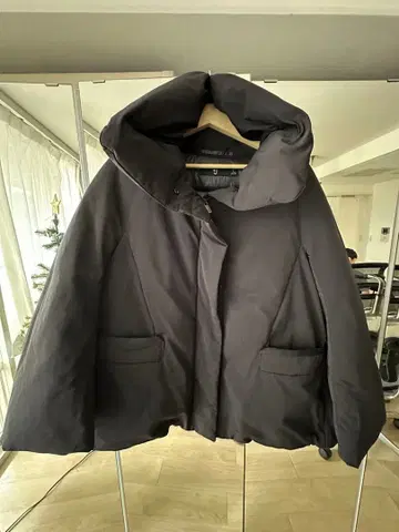 +J 컬렉션 3: 후드 부착 블랙 다운 자켓