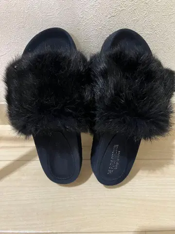 퍼 소재 블랙 슬라이드 샌들