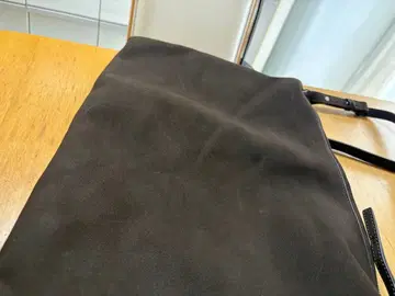 브라운 스웨이드 백