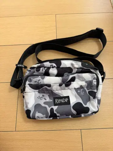 RIPNDIP 카모플라쥬 숄더백