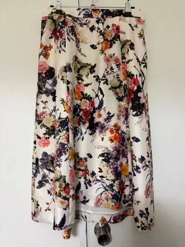 플레어 스커트 꽃무늬 화이트 계열