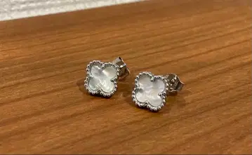 클로버 귀걸이 화이트