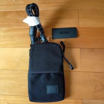 UNTRACK 블랙 스마트폰 숄더백